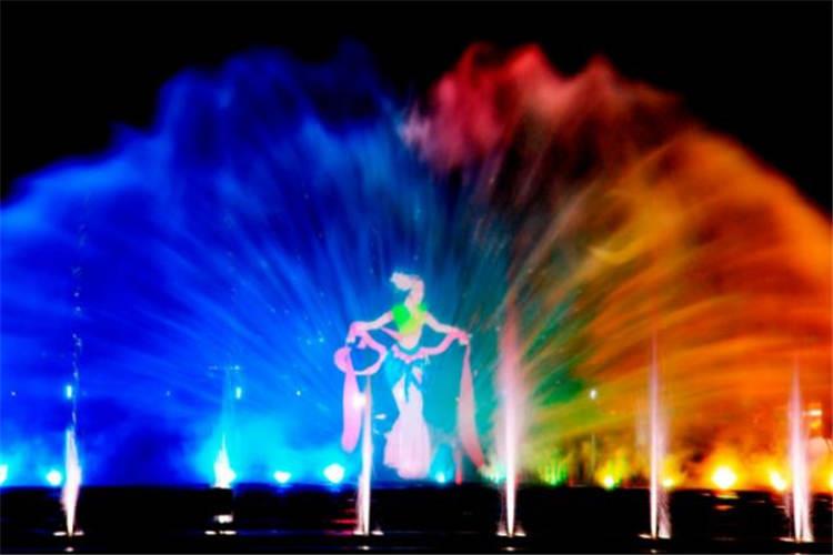 水幕電影要半年清洗，清洗時注意噴頭立管及水下彩燈，防止造成損壞