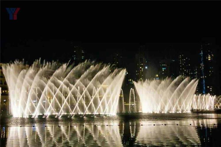 但在布置中要注意，不要把程控噴泉布置在建筑之間的風口風道上，而應當安置在避風的環境中，以免大風吹襲