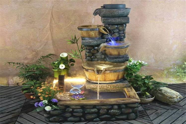 流水噴泉忌擺放在沙發背后，從風水上講，水性無常，倚水做為靠山不可靠，難以穩定，從而影響宅運的穩定