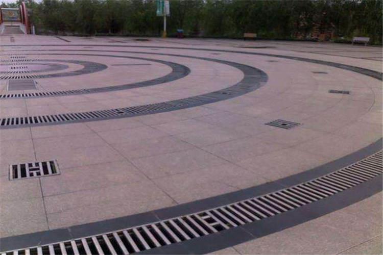 方案設計中的盲目性的表現是脫離本地實際情況，求大、求全、求高、求第一，其結果是做出來的旱地噴泉與環境氛圍不協調，往往導致投資大、運行成本高、效果差的結果