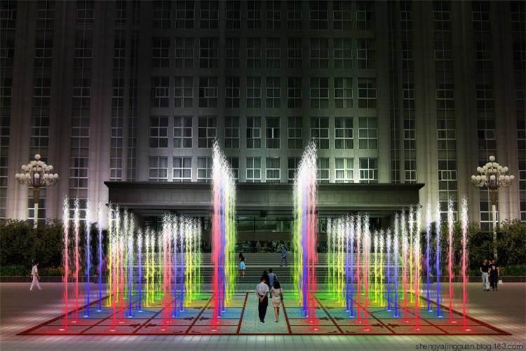 目前也有許多高技術趣味噴泉，也可以用于噴泉水景中