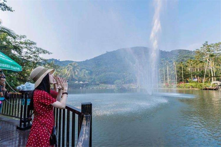 混凝土墊層澆完1―2d(應視施工時的溫度而定)，根據施工圖紙在墊層面進行測量放線，把底板及吶喊噴泉水池池壁的邊線放出