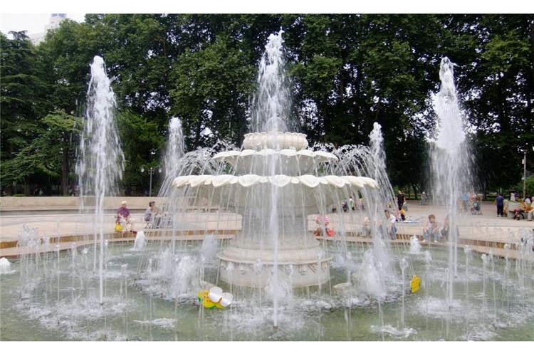 在景觀噴泉的日常養護中，除了要充分運行控制，測試儀表外，還要表現人的主觀能動作用