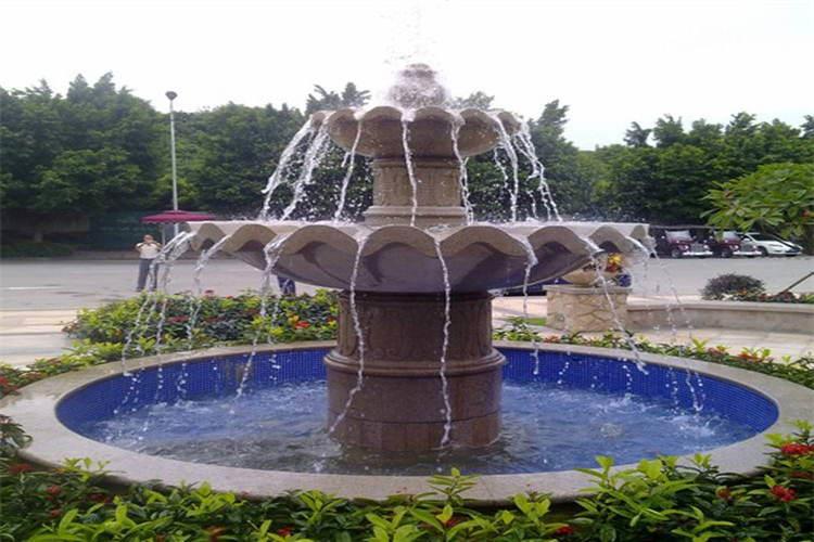 公園噴泉水景可以利用中水系統，同時噴泉的水可以被綠化用水再次利用，因此能夠達到節水的目的