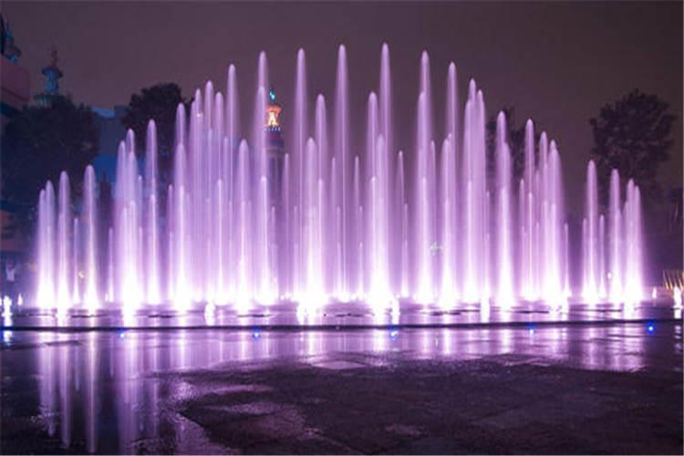 特別是大型旱地噴泉表演，對周邊環境和人都起著環保健康的功能
