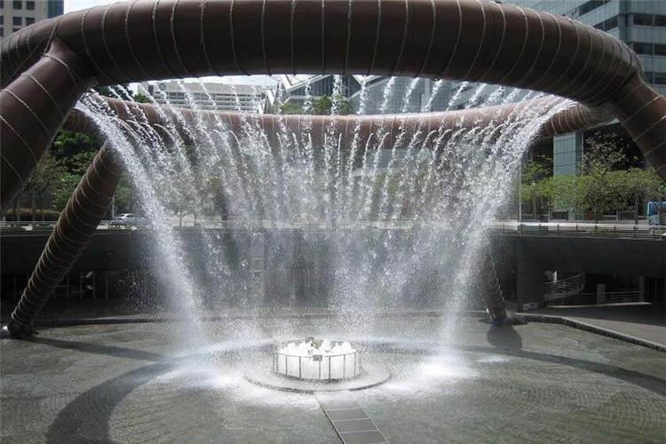 水下彩燈是趣味噴泉的組件中極易損壞的部件，所以彩燈的平常保護也是極為重要的