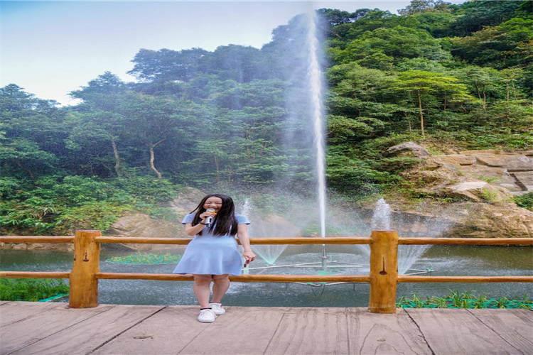 在河湖里的吶喊噴泉要將噴泉浮排設備整體降到冰面以下，以防被凍裂