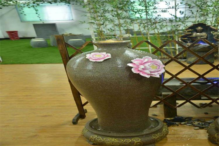 流水噴泉運用機械工學原理和聲學原理研發而成，僅用一臺小型水泵，無需其他動力