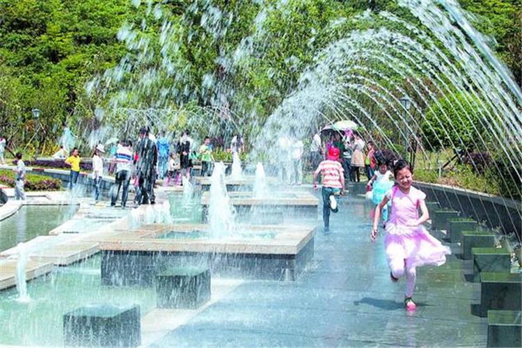 公園噴泉應用現代循環系統，能夠使水靈動起來，避免了形成死水、臭水，有利于節約水資源，加強廢水利用