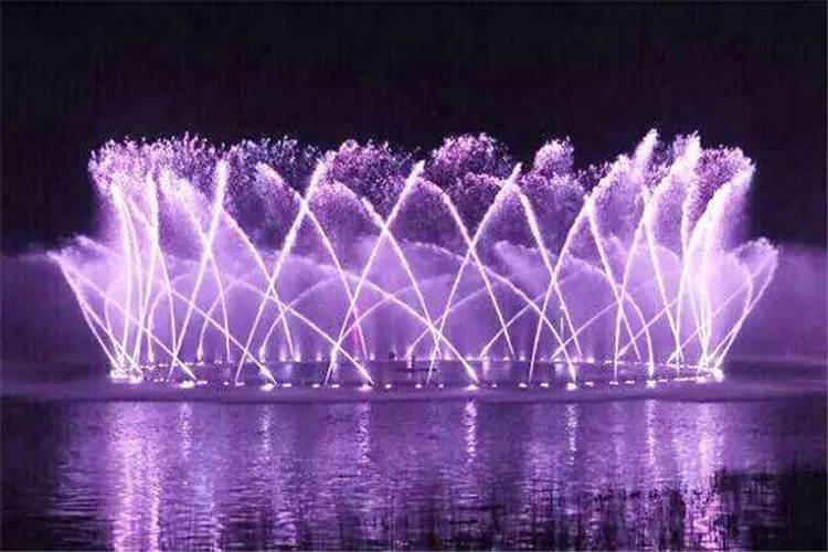 水上音樂噴泉隨著音樂變換，為城市的人們在夜間增添一份美輪美奐的視覺和聽覺的盛宴