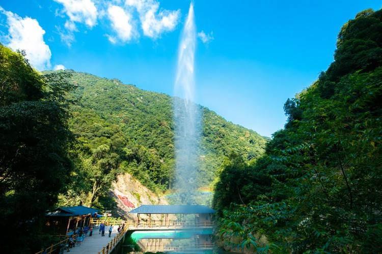 在天氣晴朗及陽光充足的情況下，吶喊噴泉會出現"彩虹"