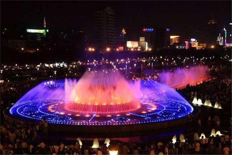 大型音樂噴泉有了很大進化，在大城市的高層建筑中央，時常設置一些動聽的音樂、華麗的光色以及銀柱飛射的噴水