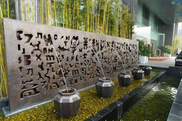 噴泉水池的進水口、溢水口、泵坑等要設置在池內較隱蔽的地方，泵坑位置、穿管的位置宜靠近電源