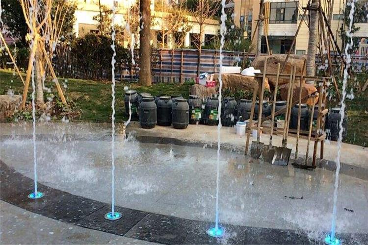 在景觀噴泉施工類型的科學應用方面對比上，旱地噴泉既不占休閑空間，又能噴泉，比普通噴泉有更高的安全性