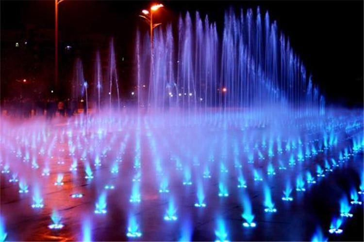 噴泉需要音樂的配合，借助不同形狀的水流造型，才能有效發揮作用，達到景觀的效果
