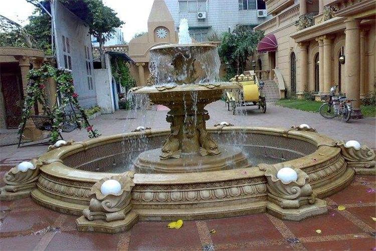 防水電纜的連接須在無水的條件下進行，并用防水膠帶、絕緣膠帶、高壓絕緣膠帶進行三層防護