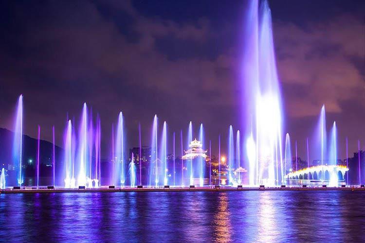 在進行音樂噴泉設計的時候，大家還需要考慮下水中動力，照明供電的寧靜，鋪裝面的防滑防跌以及噴流的速率等等