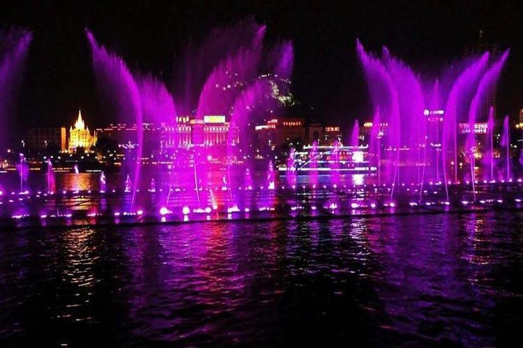 噴泉施工敷設電纜時，按先大后小、先長后短的原則進行，排列在底層的先敷設